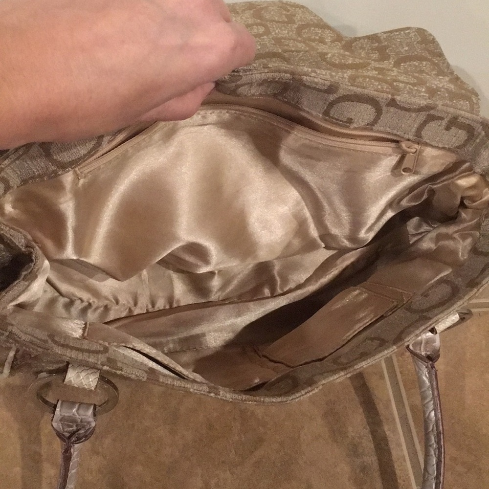 Guess Purse - Picture 5 of 5